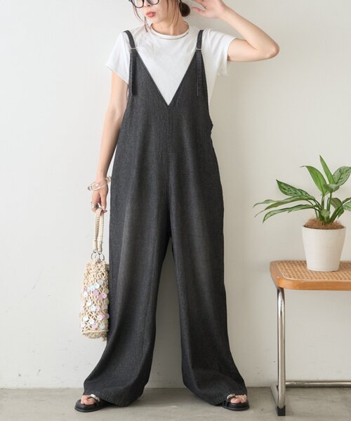 CIAOPANIC TYPY（チャオパニックティピー）の「【3サイズ展開】柔らかデニムVネックサロペット（サロペット/オーバーオール・レディース・ブラック/サックスブルー・SMALL/MEDIUM/LARGE）」の3枚目の写真