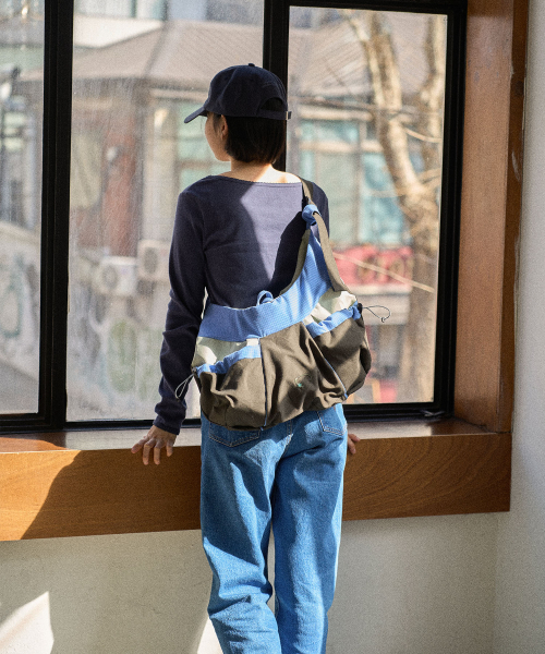CHOROK STUDIO(チョロクスタジオ)の「Marron Sling Bag (Blue-green)(メッセンジャーバッグ・レディース・その他・FREE)」の1枚目の写真