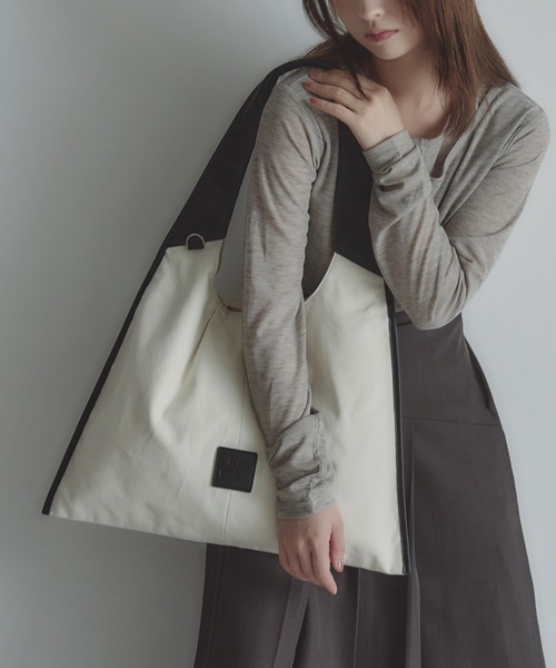 RT;ESKA(アールティーエスカ)の「RT;ESKA(アールティーエスカ) / Shape Tote - Triangle(トートバッグ・レディース・ブラック/アイボリー・FREE)」の2枚目の写真