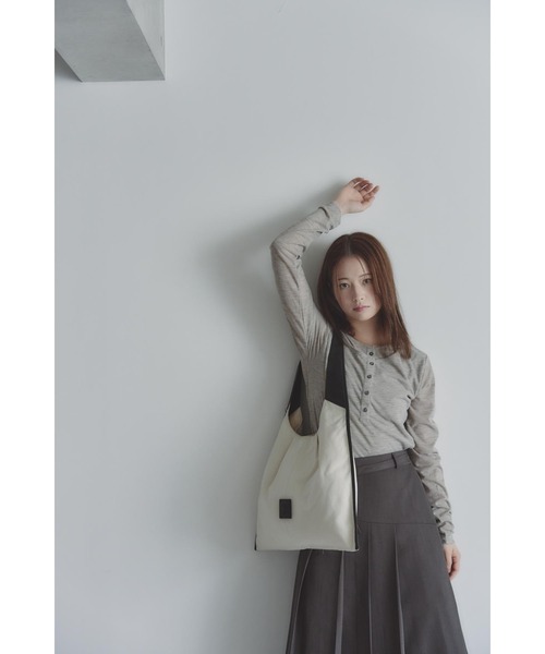 RT;ESKA(アールティーエスカ)の「RT;ESKA(アールティーエスカ) / Shape Tote - Triangle(トートバッグ・レディース・ブラック/アイボリー・FREE)」の4枚目の写真
