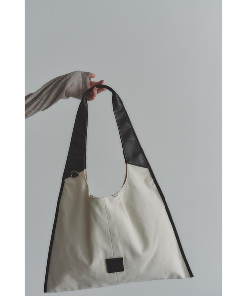 RT;ESKA(アールティーエスカ)の「RT;ESKA(アールティーエスカ) / Shape Tote - Triangle(トートバッグ・レディース・ブラック/アイボリー・FREE)」の8枚目の写真