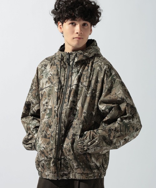 niko and...(ニコアンド)の「リバーシブルフードカモブルゾン(ブルゾン・メンズ・ブラック/ブラウン・MEDIUM/LARGE)」の6枚目の写真