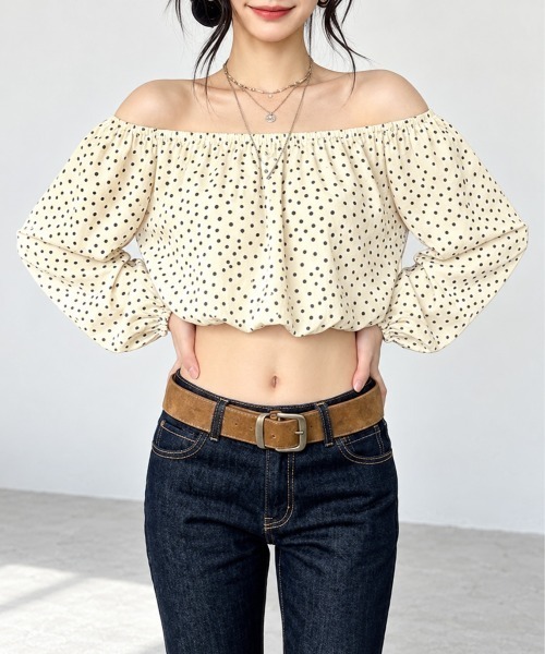 center i(センターアイ)の「華奢見えドット柄オフショルダーブラウス/ボリューム袖ショート丈(シャツ/ブラウス・レディース・アイボリー・FREE)」の1枚目の写真