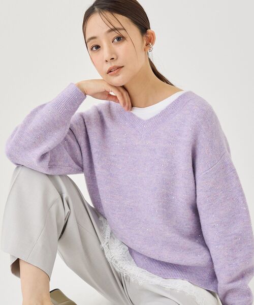 INDIVI(インディヴィ)の「【ヘアリー/上品】スパンコールヤーンふんわりニット(ニット/セーター・レディース・グレー系4/ナチュラル/パープル系1・15 /34/05/38/13)」の3枚目の写真