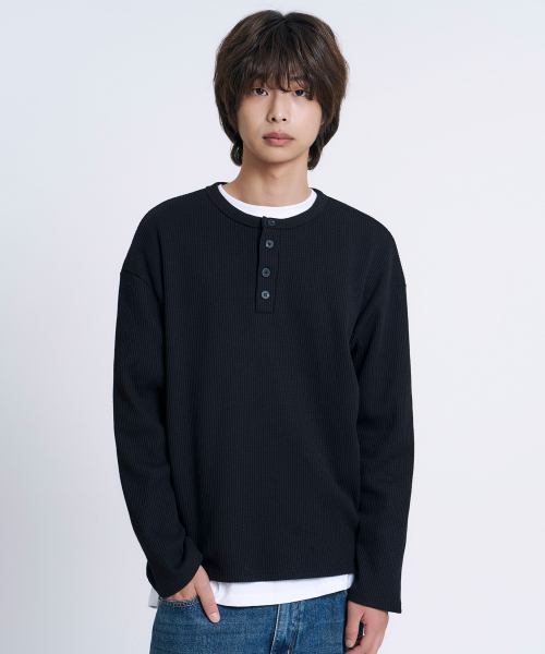 MOOVN(ムブン)の「ヘンリーネックワッフルロングスリーブTシャツ ブラック(Tシャツ/カットソー・レディース・その他・MEDIUM/LARGE)」の2枚目の写真