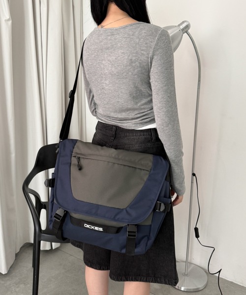 Dickies(ディッキーズ)の「∴WEGO/別注Dickiesメッセンジャーバッグ(ショルダーバッグ・レディース・ブラック系その他/ネイビー/ブラック・FREE)」の4枚目の写真