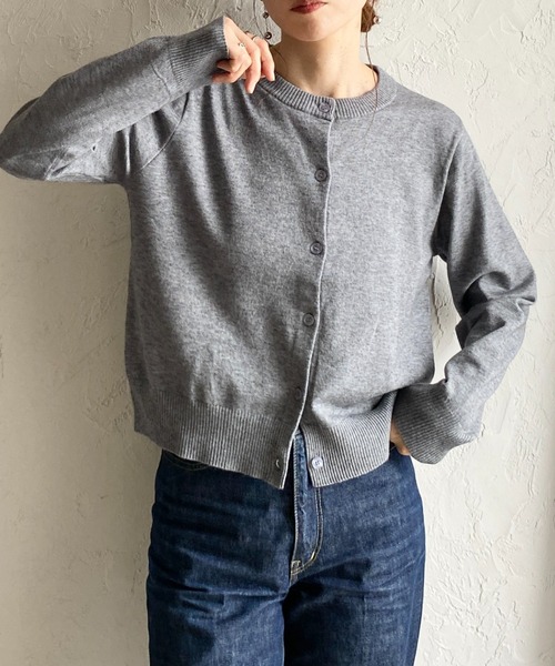 She's Closet(シーズクローゼット)の「クルーネック ハイゲージ ショート丈 長袖 ベーシック ニットカーディガン(カーディガン/ボレロ・レディース・レッド/ブラック/杢グレー/ブラウン/ネイビー・FREE)」の1枚目の写真