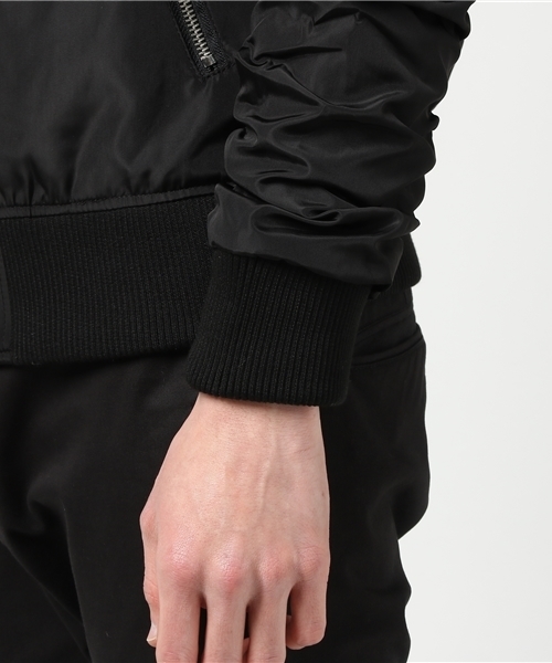 VENCEEXCHANGE（ヴァンスエクスチェンジ）の「袖シャーリングMA-1       （MA-1・メンズ・ブラック/オリーブ・X-LARGE/MEDIUM/LARGE）」の7枚目の写真