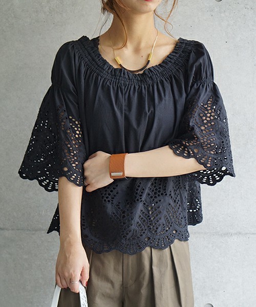 laboratory work（ラボラトリーワーク）の「カットワーク刺繍ブラウス（シャツ/ブラウス・レディース・ホワイト/ブラック・MEDIUM）」の2枚目の写真