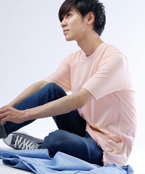 MONO-MART（モノマート）の「裾サイドZIP Uネックロング丈カットソー(1/2スリーブ)（Tシャツ/カットソー・メンズ・ピンク/チャコール/オフホワイト/グレー/グリーン系その他/ネイビー/ブルー系その他/アイボリー/ブラック/ライトブルー・FREE）」の10枚目の写真