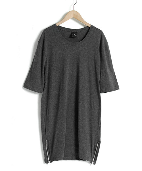 MONO-MART（モノマート）の「裾サイドZIP Uネックロング丈カットソー(1/2スリーブ)（Tシャツ/カットソー・メンズ・ピンク/チャコール/オフホワイト/グレー/グリーン系その他/ネイビー/ブルー系その他/アイボリー/ブラック/ライトブルー・FREE）」の20枚目の写真