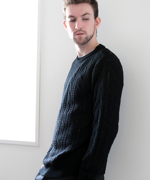 Denime（ドゥニーム）の「ケーブル編みクルーネックニット（ニット