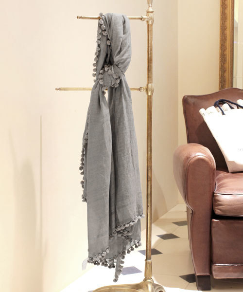 ODORANTES nano・universe(オドラント ナノ・ユニバース)の「MATTA/OD/ポンポンストール(ストール/ショール・レディース・ライトブルー/ブラウン/ブラック/オフホワイト/グレー・FREE)」の4枚目の写真