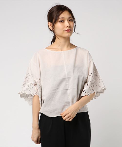 earth music&ecology（アースミュージックアンドエコロジー）の「・エンブロイダリーポンチョ ●（シャツ/ブラウス・レディース・オフホワイト/イエロー/ブラック/ネイビー/ベージュ系その他/ダークグリーン・FREE）」の4枚目の写真