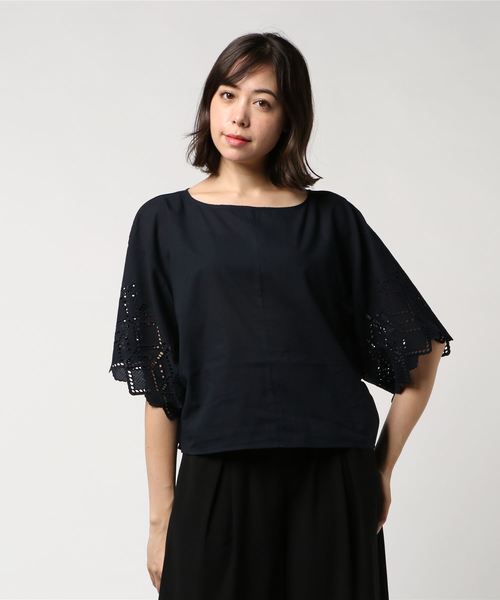 earth music&ecology（アースミュージックアンドエコロジー）の「・エンブロイダリーポンチョ ●（シャツ/ブラウス・レディース・オフホワイト/イエロー/ブラック/ネイビー/ベージュ系その他/ダークグリーン・FREE）」の6枚目の写真