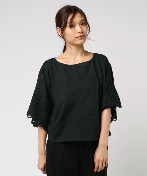 earth music&ecology（アースミュージックアンドエコロジー）の「・エンブロイダリーポンチョ ●（シャツ/ブラウス・レディース・オフホワイト/イエロー/ブラック/ネイビー/ベージュ系その他/ダークグリーン・FREE）」の3枚目の写真