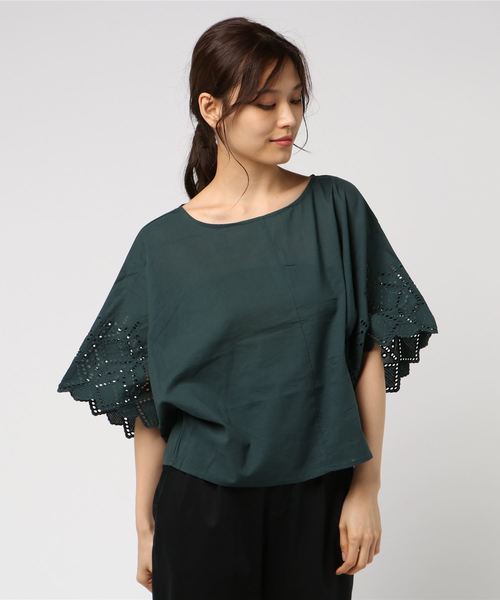 earth music&ecology（アースミュージックアンドエコロジー）の「・エンブロイダリーポンチョ ●（シャツ/ブラウス・レディース・オフホワイト/イエロー/ブラック/ネイビー/ベージュ系その他/ダークグリーン・FREE）」の5枚目の写真