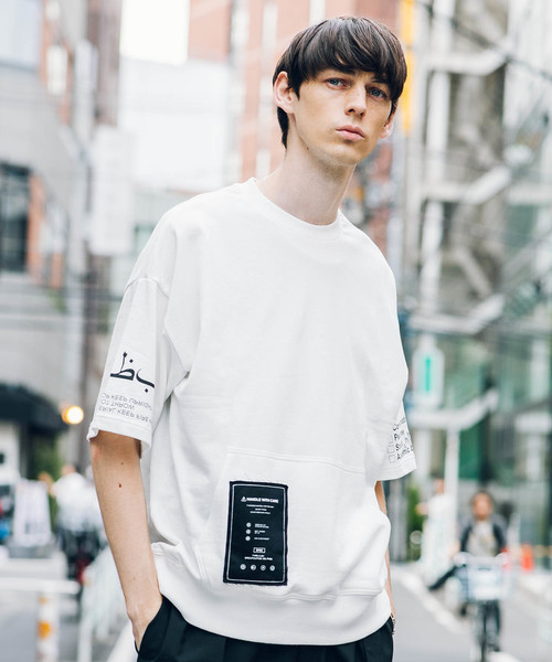 STUDIOUS(ステュディオス)の「【STUDIOUS】アラビアプリント半袖トレーナー(Tシャツ/カットソー・メンズ・オレンジ/ホワイト/ブラック・1/2)」の2枚目の写真