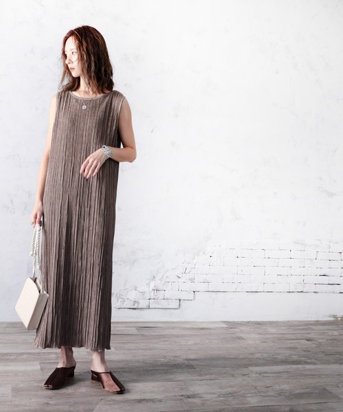 classicalelf(クラシカルエルフ)の「サテンノースリーブワッシャーワンピース(袖なし)(ワンピース・レディース・ブラック/モカ/グレイッシュベージュ・MEDIUM/LARGE/X-LARGE)」の12枚目の写真