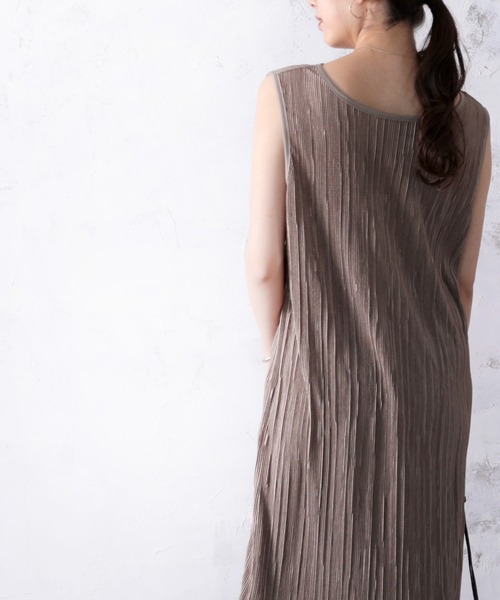 classicalelf(クラシカルエルフ)の「サテンノースリーブワッシャーワンピース(袖なし)(ワンピース・レディース・ブラック/モカ/グレイッシュベージュ・MEDIUM/LARGE/X-LARGE)」の11枚目の写真