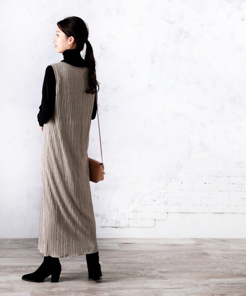 classicalelf(クラシカルエルフ)の「サテンノースリーブワッシャーワンピース(袖なし)(ワンピース・レディース・ブラック/モカ/グレイッシュベージュ・MEDIUM/LARGE/X-LARGE)」の17枚目の写真