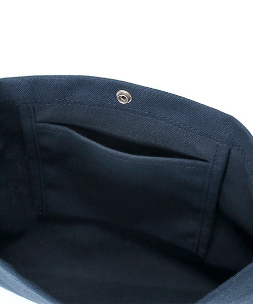 Manhattan Portage(マンハッタンポーテージ)の「Botanical Sullivan Shoulder Bag Canvas Lite(ショルダーバッグ・メンズ・ナチュラル/ダークネイビー・SMALL)」の6枚目の写真