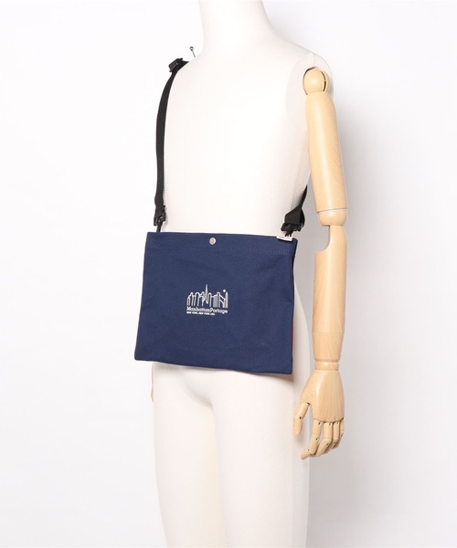 Manhattan Portage(マンハッタンポーテージ)の「Botanical Sullivan Shoulder Bag Canvas Lite(ショルダーバッグ・メンズ・ナチュラル/ダークネイビー・SMALL)」の13枚目の写真