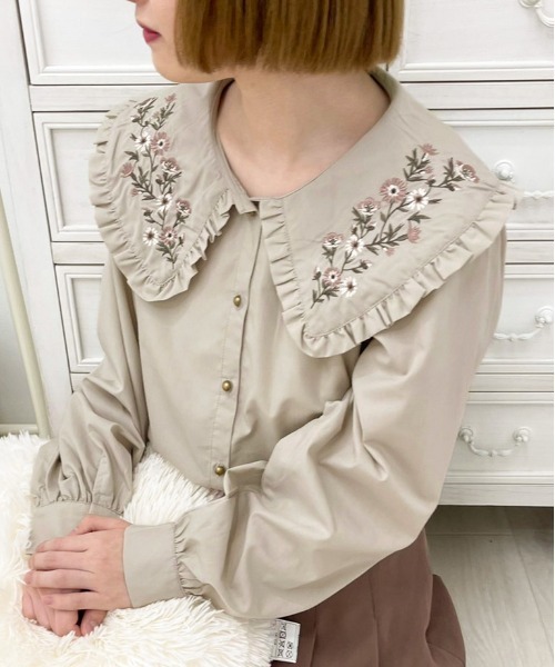 apres jour（アプレジュール）の「刺繍襟ブラウス【ZOZOTOWN限定アイテム】（シャツ/ブラウス・レディース・オフホワイト/グレイッシュベージュ/ミント・X-LARGE/フリー）」の2枚目の写真