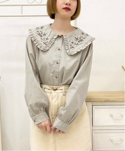 apres jour（アプレジュール）の「刺繍襟ブラウス【ZOZOTOWN限定アイテム】（シャツ/ブラウス・レディース・オフホワイト/グレイッシュベージュ/ミント・X-LARGE/フリー）」の3枚目の写真