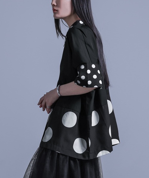 kOhAKU(コハク)の「ドット切替アシメシャツ(シャツ/ブラウス・レディース・ブラック・FREE)」の2枚目の写真