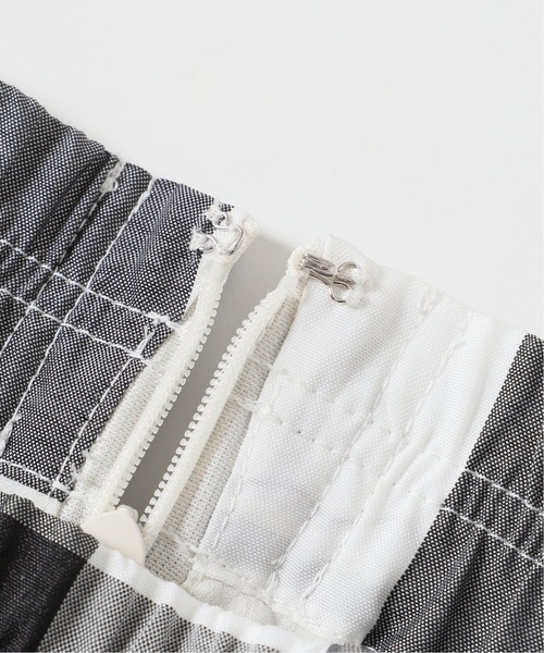 SLOBE IENA（スローブイエナ）の「ギンガムチェックタフタランダムタックスカート【手洗い可能】◆（スカート・レディース・ブラック系その他・38/36）」の15枚目の写真