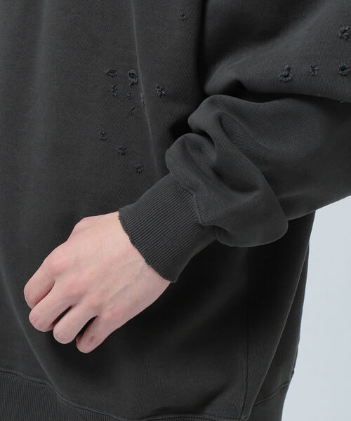 BEAMS（ビームス）の「BEAMS / ダメージ クルーネック スウェット（スウェット・メンズ・オフホワイト/ブラック系その他4・SMALL/MEDIUM/LARGE/X-LARGE）」の17枚目の写真