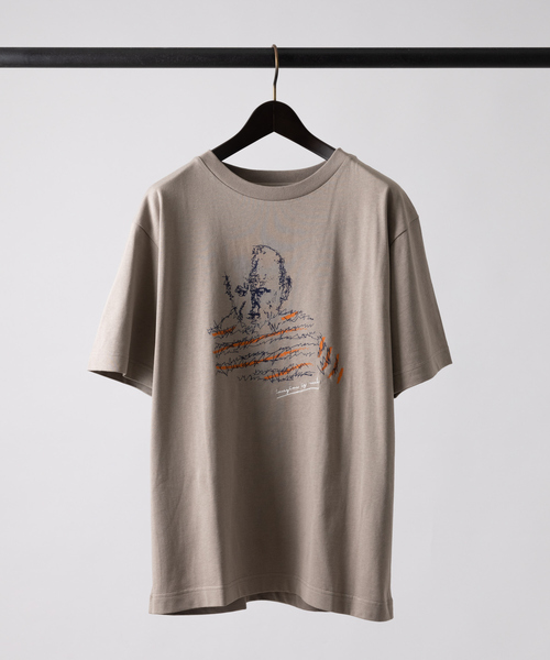 ABAHOUSE（アバハウス）の「ルーズサイズ スケッチ アート Tシャツ（Tシャツ/カットソー・メンズ・ホワイト系その他/グレイッシュベージュ/ホワイト/ブラック・48/46/44）」の4枚目の写真