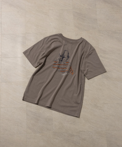 ABAHOUSE（アバハウス）の「ルーズサイズ スケッチ アート Tシャツ（Tシャツ/カットソー・メンズ・ホワイト系その他/グレイッシュベージュ/ホワイト/ブラック・48/46/44）」の7枚目の写真