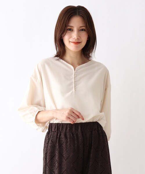 SHOO・LA・RUE(シューラルー)の「◆釦つきタックブラウス(シャツ/ブラウス・レディース・ブラック系2/オリーブ/オフホワイト・02/03/04)」の2枚目の写真