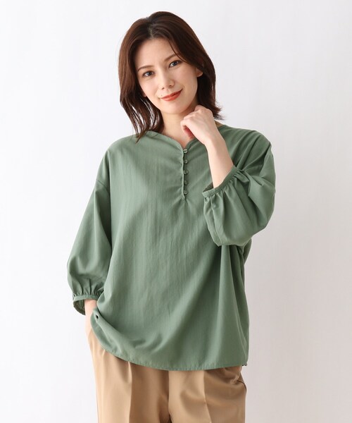 SHOO・LA・RUE(シューラルー)の「◆釦つきタックブラウス(シャツ/ブラウス・レディース・ブラック系2/オリーブ/オフホワイト・02/03/04)」の1枚目の写真