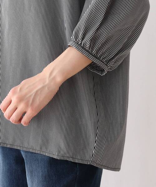 SHOO・LA・RUE(シューラルー)の「◆釦つきタックブラウス(シャツ/ブラウス・レディース・ブラック系2/オリーブ/オフホワイト・02/03/04)」の7枚目の写真