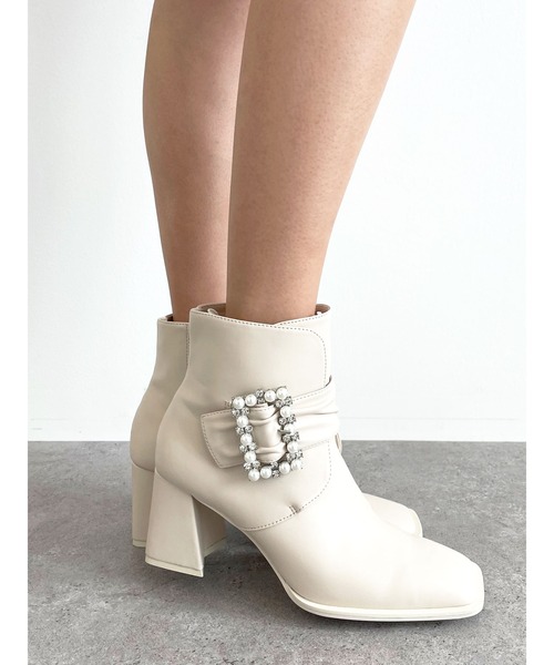 Honey Salon（ハニーサロン）の「パールバックルショートブーツ（ブーツ・レディース・ライトベージュ/ブラック・SMALL/MEDIUM/LARGE）」の3枚目の写真