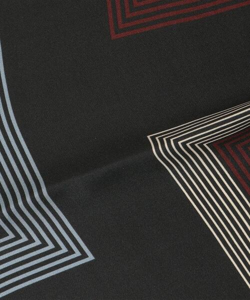 green label relaxing（グリーンレーベルリラクシング）の「＜LUIGI&SONS（ルイージ＆サンズ）＞シルク ジオメトリック ポケットチーフ（ハンカチ/ハンドタオル・メンズ・ブラック/ネイビー・FREE）」の4枚目の写真