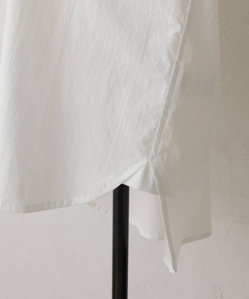 BEARDSLEY（ビアズリー）の「香水瓶刺繍シャツ（シャツ/ブラウス・レディース・ホワイト/ネイビー・FREE）」の5枚目の写真