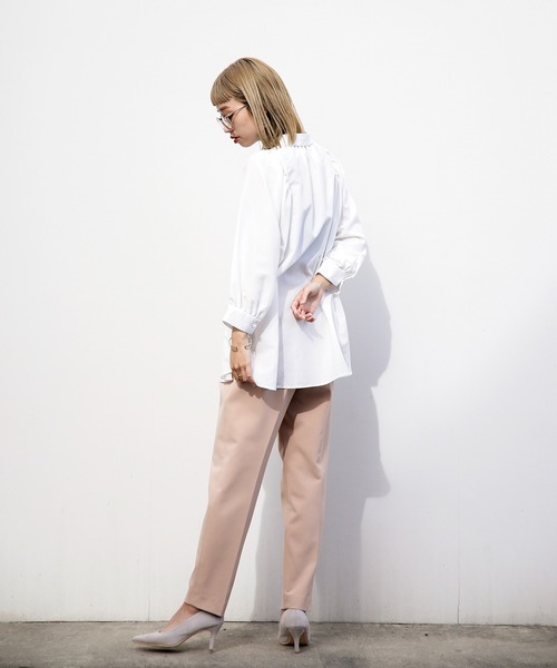 WHITE JOOLA(ホワイトジョーラ)の「ガルーダコンフォートダブルクロス 洗濯機で洗える&マルチストレッチ&防シワ加工 ・美ラインテーパードカラーパンツ(その他パンツ・レディース・サックスブルー/イエロー/ピンクベージュ/モカ/ベージュ/ネイビー・61/64/67)」の8枚目の写真