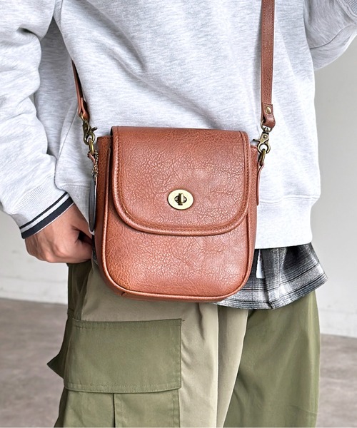 CPCM(シーピーシーエム)の「縦型アソートミニショルダー(ショルダーバッグ・メンズ・ブラック/ブラック系その他/ブラック系その他2/ブラウン/グレイッシュベージュ/ネイビー/グリーン/ブラウン系その他/グリーン系その他/ブラウン系その他2/シルバー/ブラック系その他3/シルバー系その他/ブラウン系その他3/グレー系その他/チャコールグレー/ダークブラウン/ベージュ/バーガンディー/モカ/グレー/ベージュ系その他・FREE)」の9枚目の写真