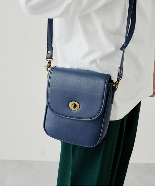 CPCM(シーピーシーエム)の「縦型アソートミニショルダー(ショルダーバッグ・メンズ・ブラック/ブラック系その他/ブラック系その他2/ブラウン/グレイッシュベージュ/ネイビー/グリーン/ブラウン系その他/グリーン系その他/ブラウン系その他2/シルバー/ブラック系その他3/シルバー系その他/ブラウン系その他3/グレー系その他/チャコールグレー/ダークブラウン/ベージュ/バーガンディー/モカ/グレー/ベージュ系その他・FREE)」の19枚目の写真