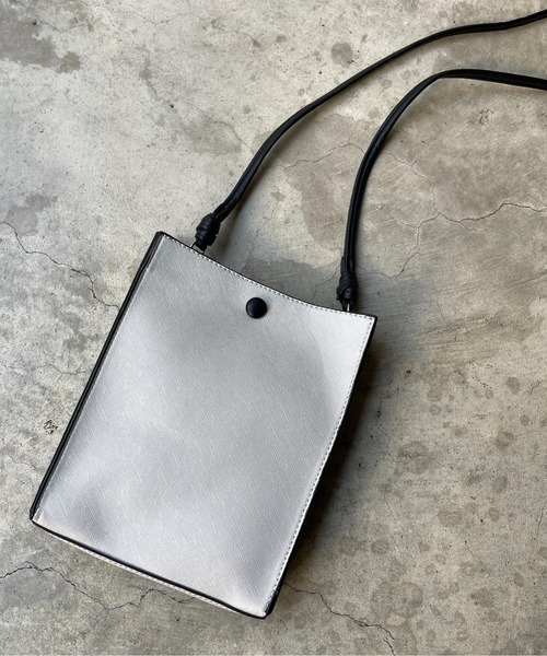 CPCM(シーピーシーエム)の「縦型アソートミニショルダー(ショルダーバッグ・メンズ・ブラック/ブラック系その他/ブラック系その他2/ブラウン/グレイッシュベージュ/ネイビー/グリーン/ブラウン系その他/グリーン系その他/ブラウン系その他2/シルバー/ブラック系その他3/シルバー系その他/ブラウン系その他3/グレー系その他/チャコールグレー/ダークブラウン/ベージュ/バーガンディー/モカ/グレー/ベージュ系その他・FREE)」の21枚目の写真