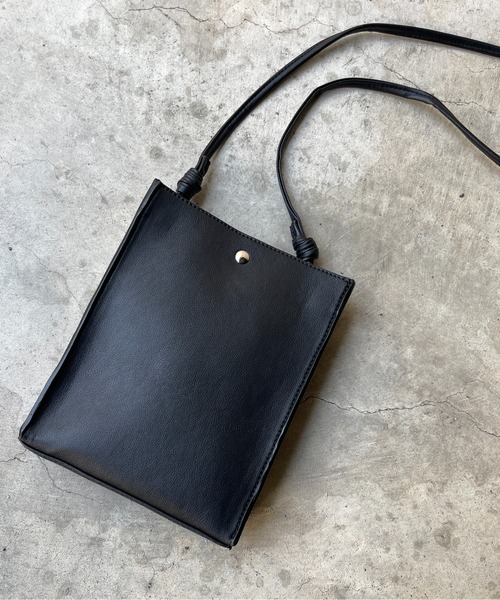 CPCM(シーピーシーエム)の「縦型アソートミニショルダー(ショルダーバッグ・メンズ・ブラック/ブラック系その他/ブラック系その他2/ブラウン/グレイッシュベージュ/ネイビー/グリーン/ブラウン系その他/グリーン系その他/ブラウン系その他2/シルバー/ブラック系その他3/シルバー系その他/ブラウン系その他3/グレー系その他/チャコールグレー/ダークブラウン/ベージュ/バーガンディー/モカ/グレー/ベージュ系その他・FREE)」の5枚目の写真