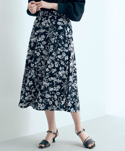 YECCA VECCA(イェッカヴェッカ)の「P.フラワー柄フレアスカート(スカート・レディース・ブラック/ラベンダー・M)」の2枚目の写真