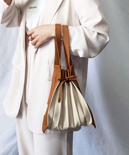 me+em select（ミームセレクト）の「【 6色展開 ／ 2WAY 】バイカラーニットプリーツリボンハンドバッグ（ショルダーストラップ付属）（ハンドバッグ・レディース・ピンク/グリーン/キャメル/ブラック/パープル/ベージュ・FREE）」の3枚目の写真