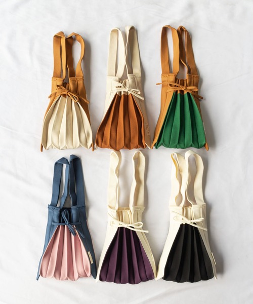 me+em select（ミームセレクト）の「【 6色展開 ／ 2WAY 】バイカラーニットプリーツリボンハンドバッグ（ショルダーストラップ付属）（ハンドバッグ・レディース・ピンク/グリーン/キャメル/ブラック/パープル/ベージュ・FREE）」の5枚目の写真