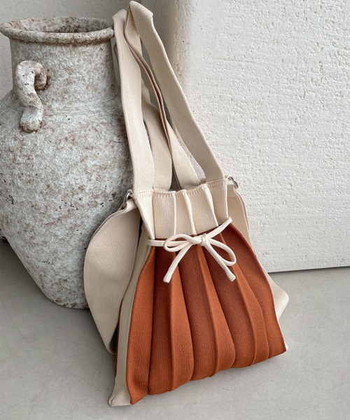 me+em select（ミームセレクト）の「【 6色展開 ／ 2WAY 】バイカラーニットプリーツリボンハンドバッグ（ショルダーストラップ付属）（ハンドバッグ・レディース・ピンク/グリーン/キャメル/ブラック/パープル/ベージュ・FREE）」の10枚目の写真