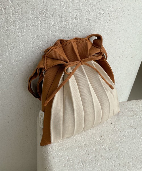 me+em select（ミームセレクト）の「【 6色展開 ／ 2WAY 】バイカラーニットプリーツリボンハンドバッグ（ショルダーストラップ付属）（ハンドバッグ・レディース・ピンク/グリーン/キャメル/ブラック/パープル/ベージュ・FREE）」の9枚目の写真
